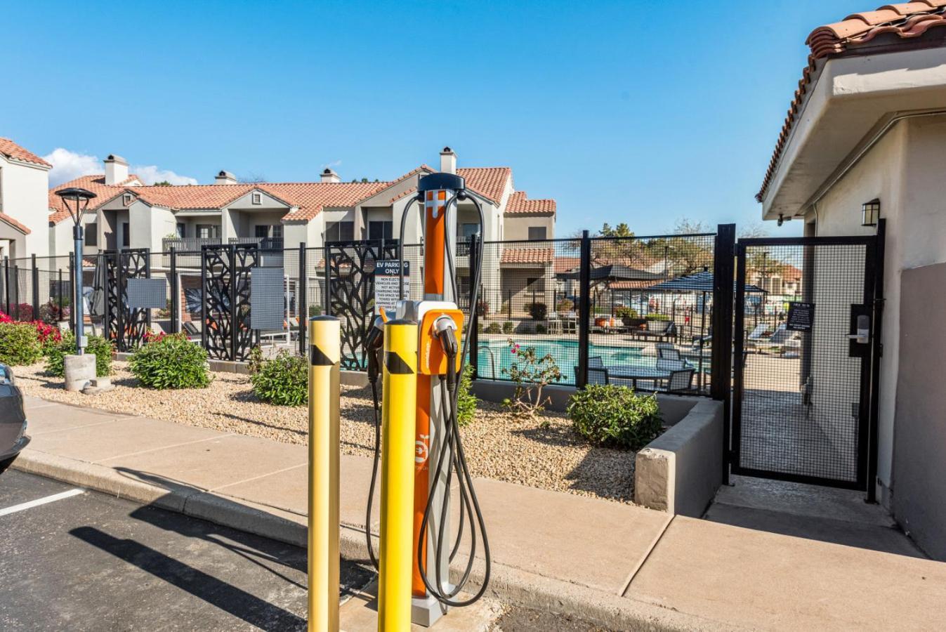 Modish 2br Pickleball & Basketball Ct,pool,bbq&pet Frndly Apartment