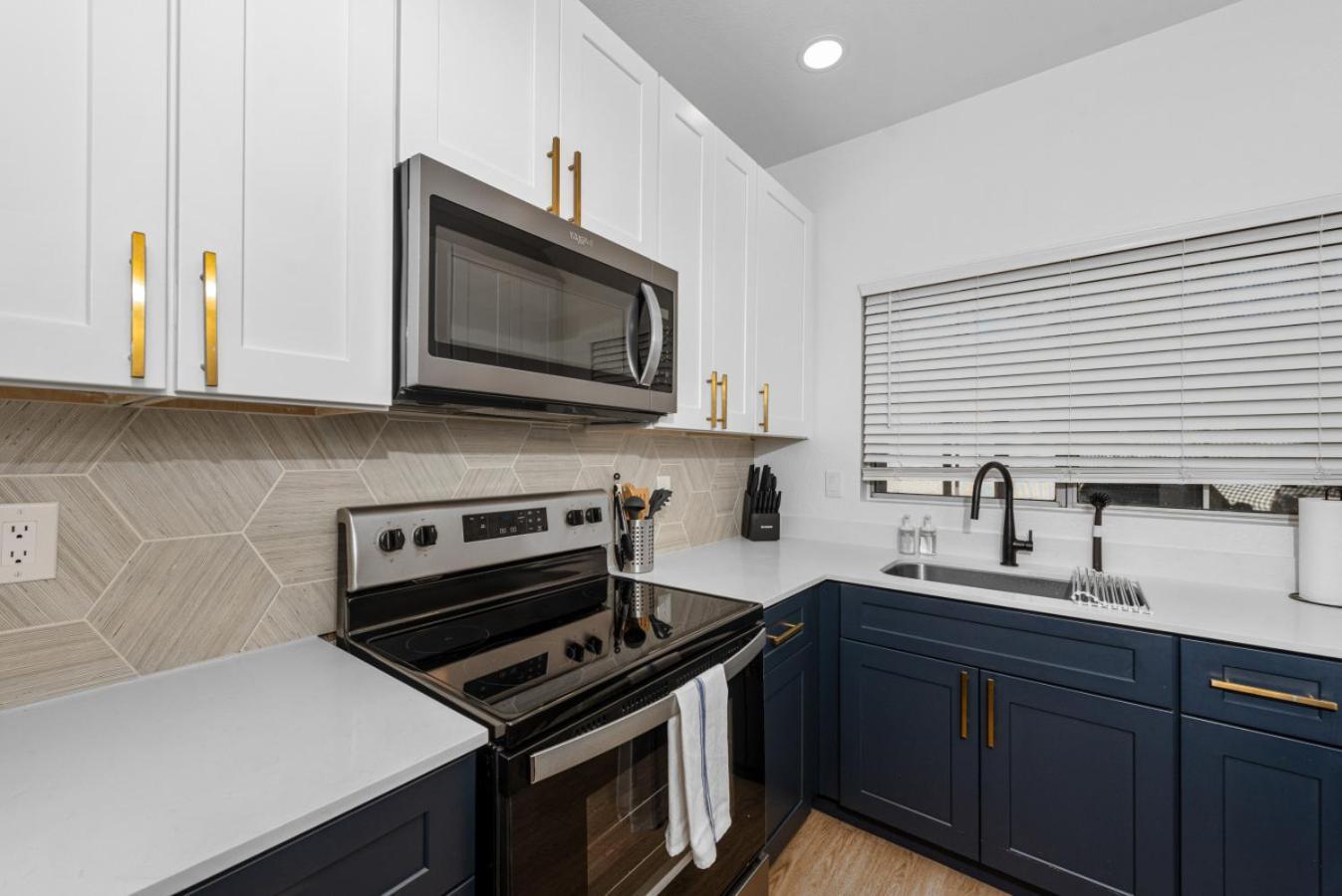 Modish 2br Pickleball & Basketball Ct,pool,bbq&pet Frndly Apartment